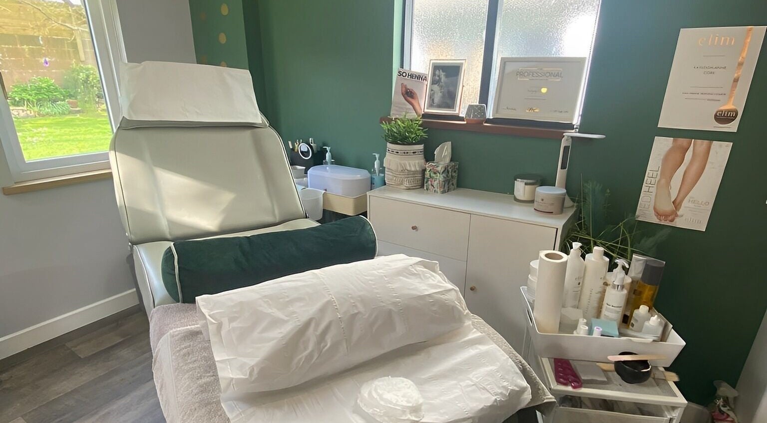 Relaxing treatment room at Beauty Annex Hemyock in Hemyock, England, GB, with soft lighting and tranquil decor.