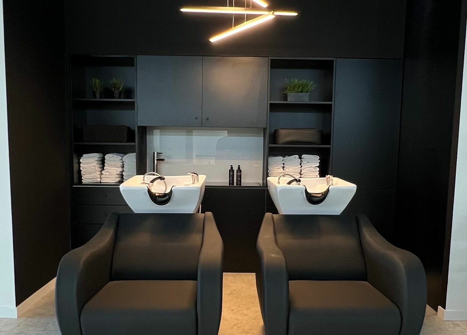 Área de lavagem moderna em Blend Men's Salon | Taipas, Guimarães, PT com design elegante.