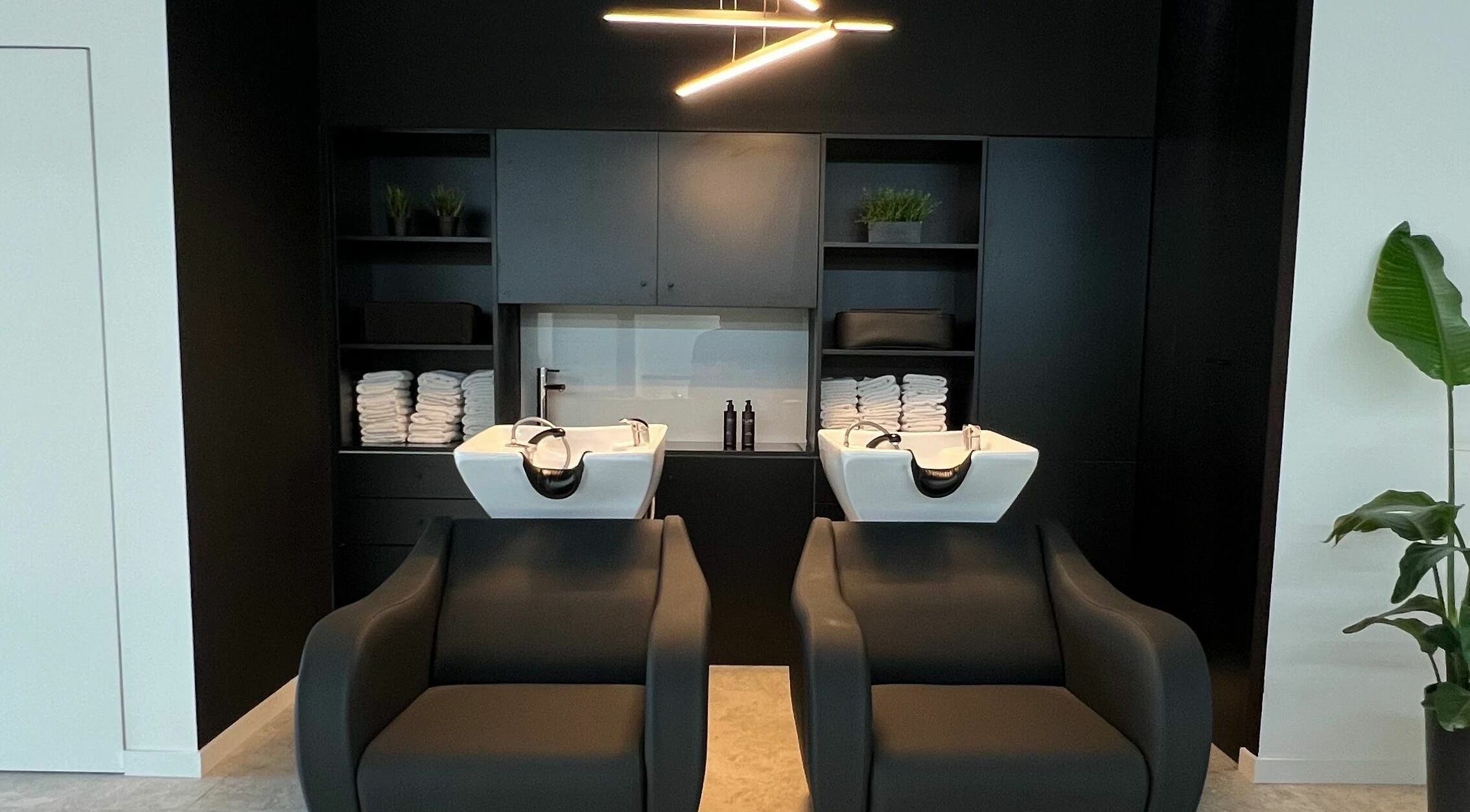 Área de lavagem moderna em Blend Men's Salon | Taipas, Guimarães, PT com design elegante.