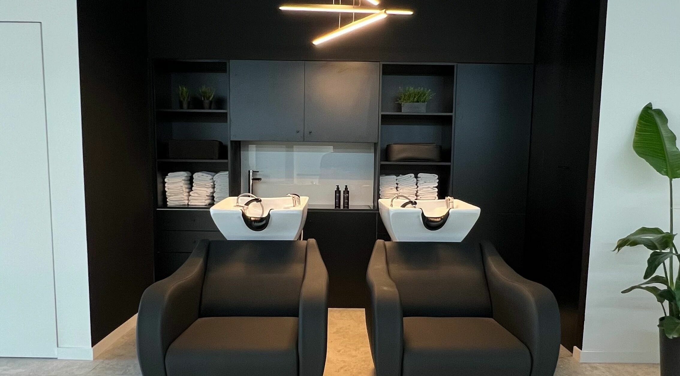 Área de lavagem moderna em Blend Men's Salon | Taipas, Guimarães, PT com design elegante.