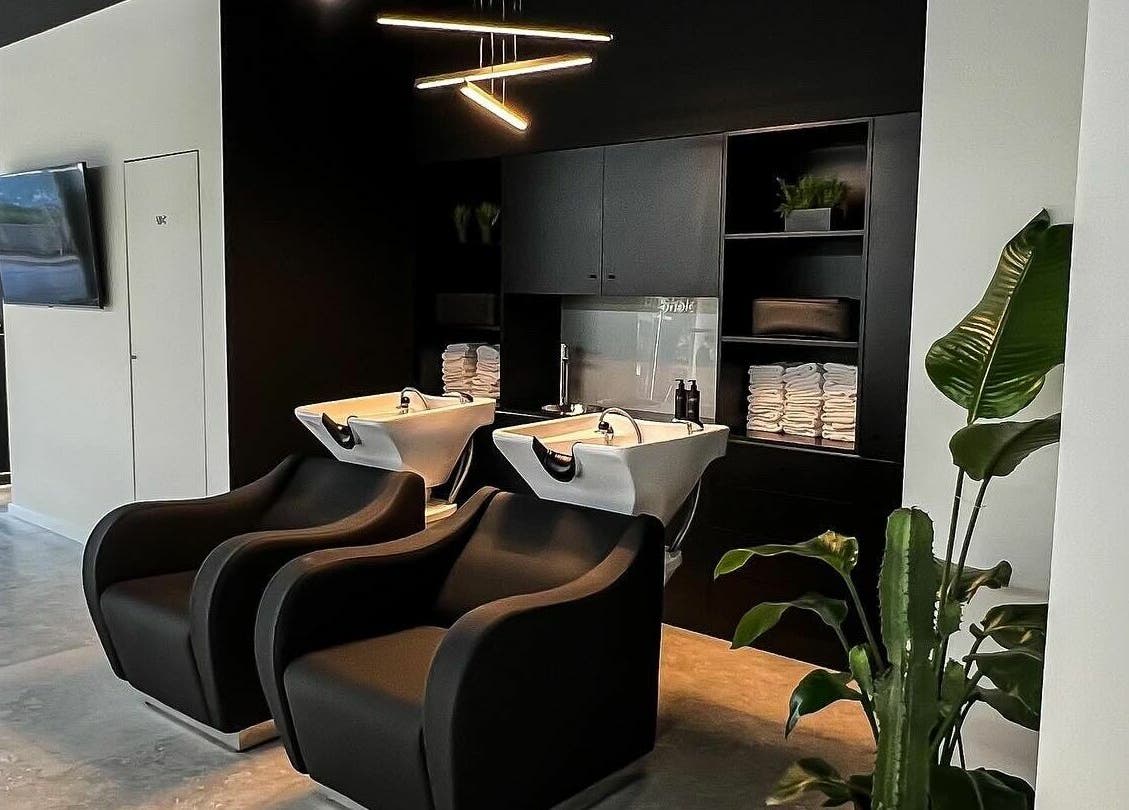 Interior moderno do Blend Men's Salon | Taipas, Guimarães, PT com cadeiras de lavagem e decoração sofisticada.