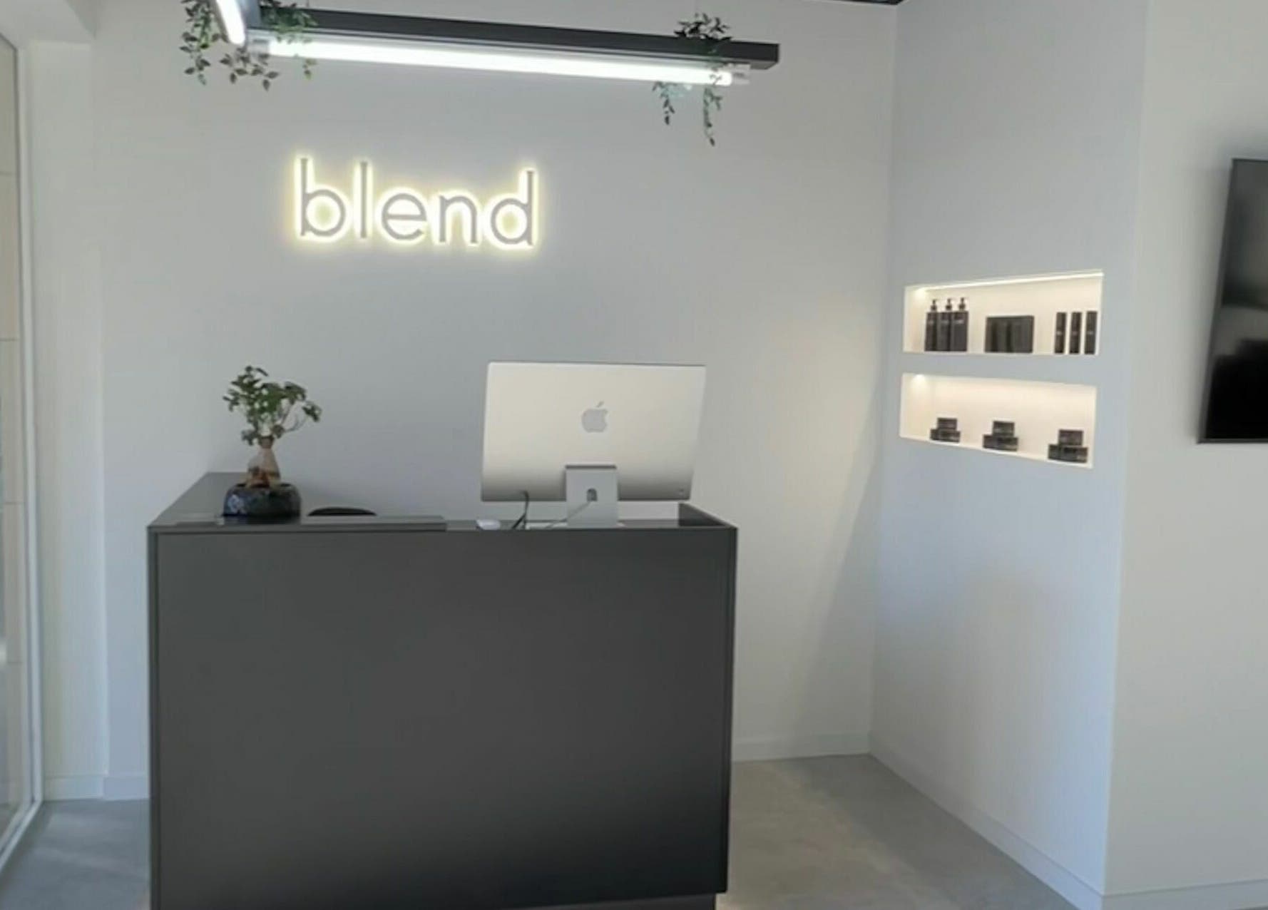 Recepção moderna do Blend Men's Salon | Taipas em Guimarães, PT, com design elegante e iluminação suave.