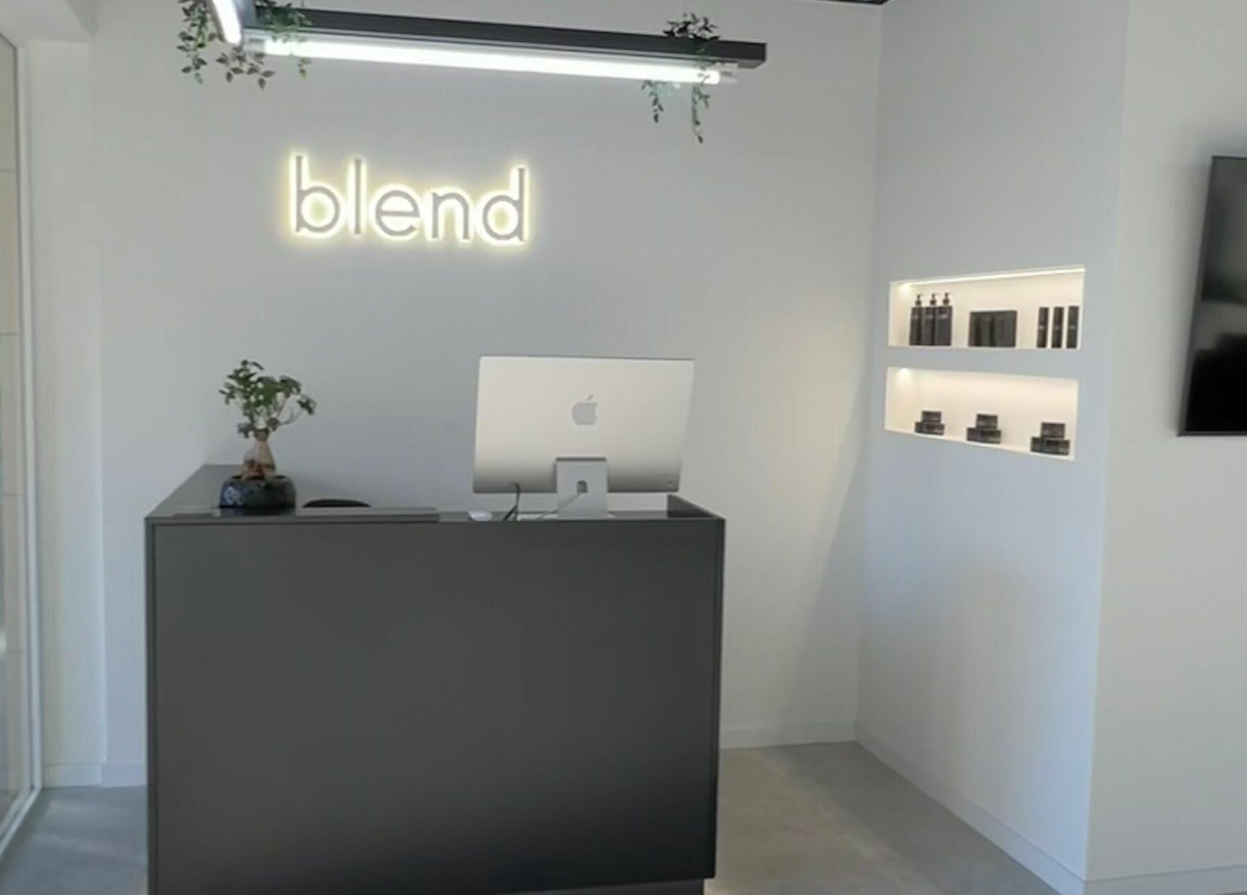 Recepção moderna do Blend Men's Salon | Taipas em Guimarães, PT, com design elegante e iluminação suave.
