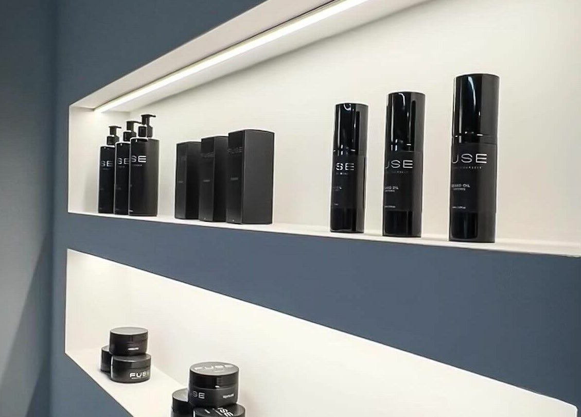 Produtos de cuidado masculino na prateleira exibida no Blend Men's Salon | Taipas, Guimarães, PT.