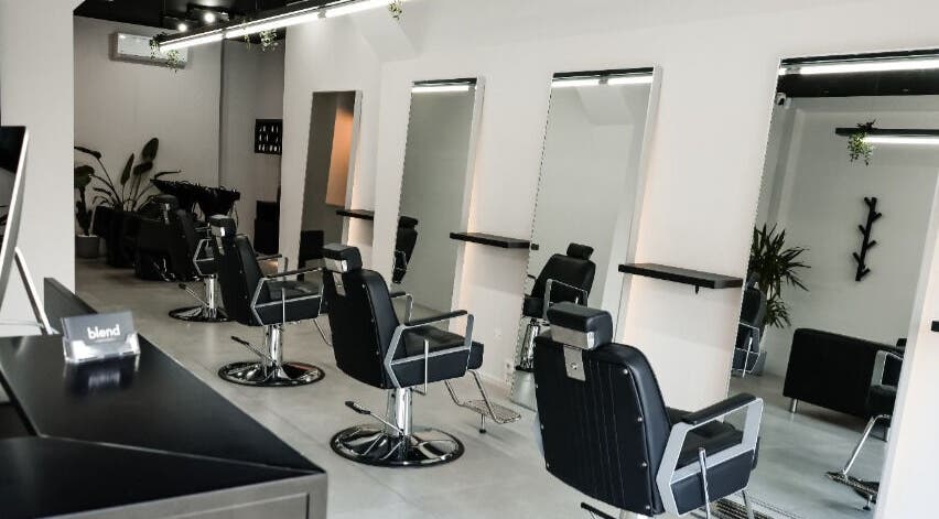 Interior moderno do Blend Men's Salon | Guimarães com cadeiras de barbeiro elegantes. Guimarães, PT.