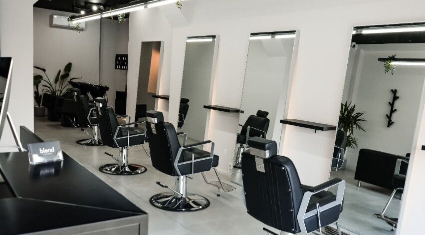 Interior moderno do Blend Men's Salon | Guimarães com cadeiras de barbeiro elegantes. Guimarães, PT.