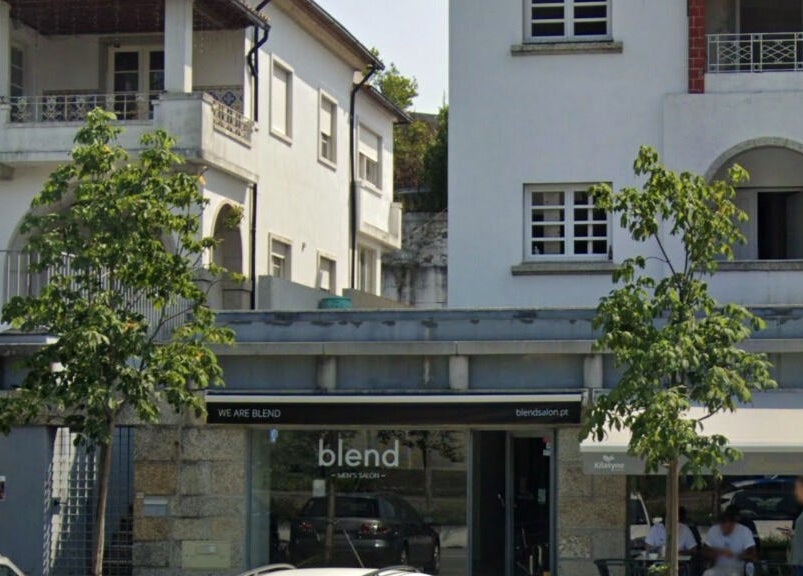 Fachada do Blend Men's Salon | Guimarães, PT, destacando design moderno e acolhedor.