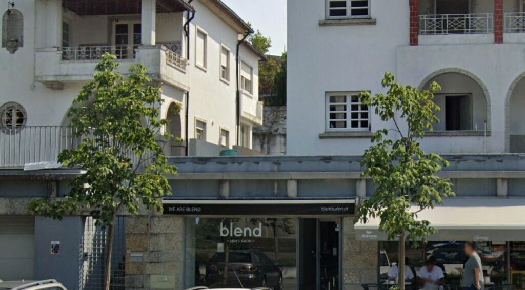 Fachada do Blend Men's Salon | Guimarães, PT, destacando design moderno e acolhedor.