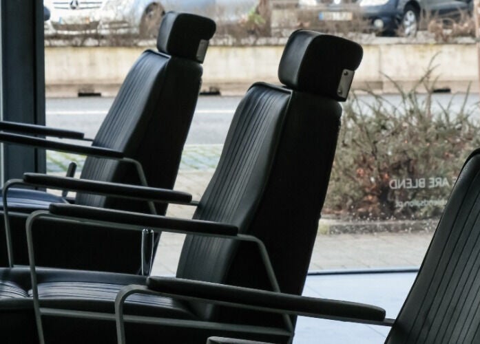 Cadeiras de couro no Blend Men's Salon | Guimarães, PT, capturando a essência moderna do espaço.