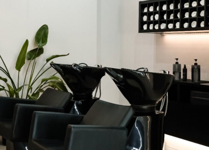 Estação de lavagem sofisticada em Blend Men's Salon | Guimarães, Guimarães, PT com design moderno e plantas.