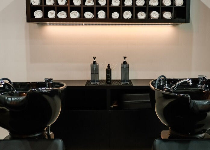 Estação de lavagem elegante no Blend Men's Salon | Guimarães, Guimarães, PT com bacias pretas modernas.