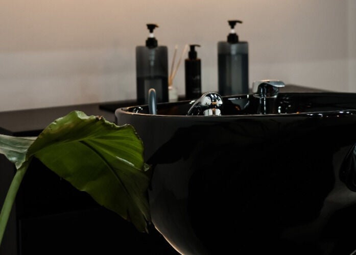 Lavabo moderno em Blend Men's Salon | Guimarães, PT, com design elegante e produtos exclusivos.