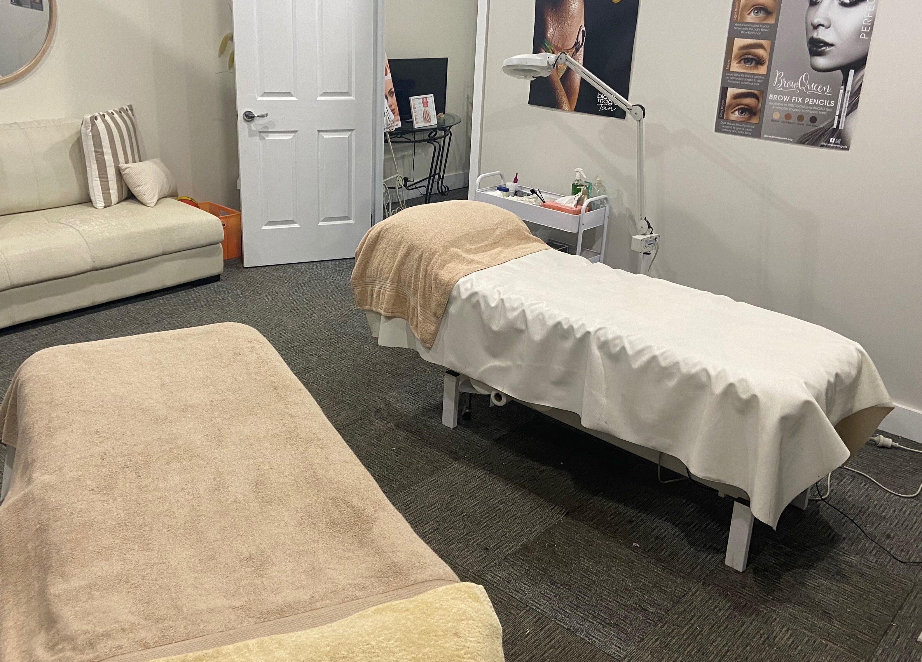 Cozy waxing treatment room at Sunset Waxing Beauty Studio, Melbourne, Victoria, AU, featuring relaxing ambiance.
