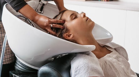 Citrine Hair Salon by Layla – obraz 3