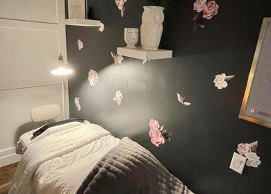 Cozy treatment room at Allyson O'Brien | Nutrition & Advanced Aesthetics in Surrey, British Columbia, CA.