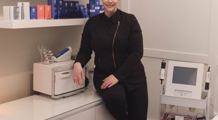 Professional at Allyson O’Brien | Nutrition & Advanced Aesthetics, Surrey, BC, CA showcasing aesthetic equipment.