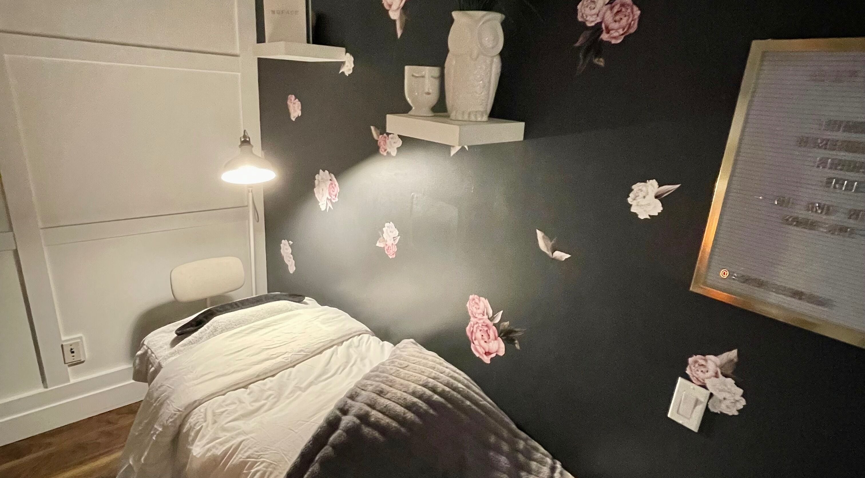 Cozy therapy room at Allyson O’Brien | Nutrition & Advanced Aesthetics in Surrey, British Columbia, CA.