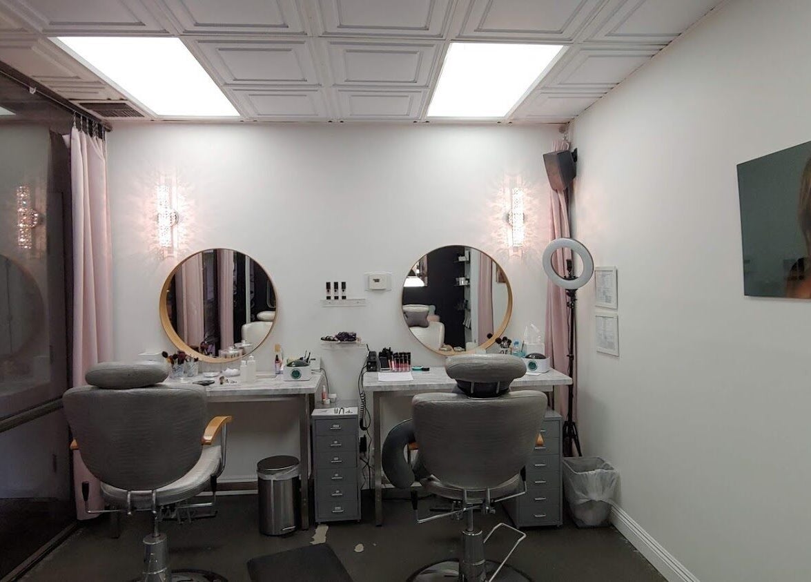Modern beauty station at Facelift Lounge, Newport Beach, California, US with elegant mirrors and aesthetic decor.
