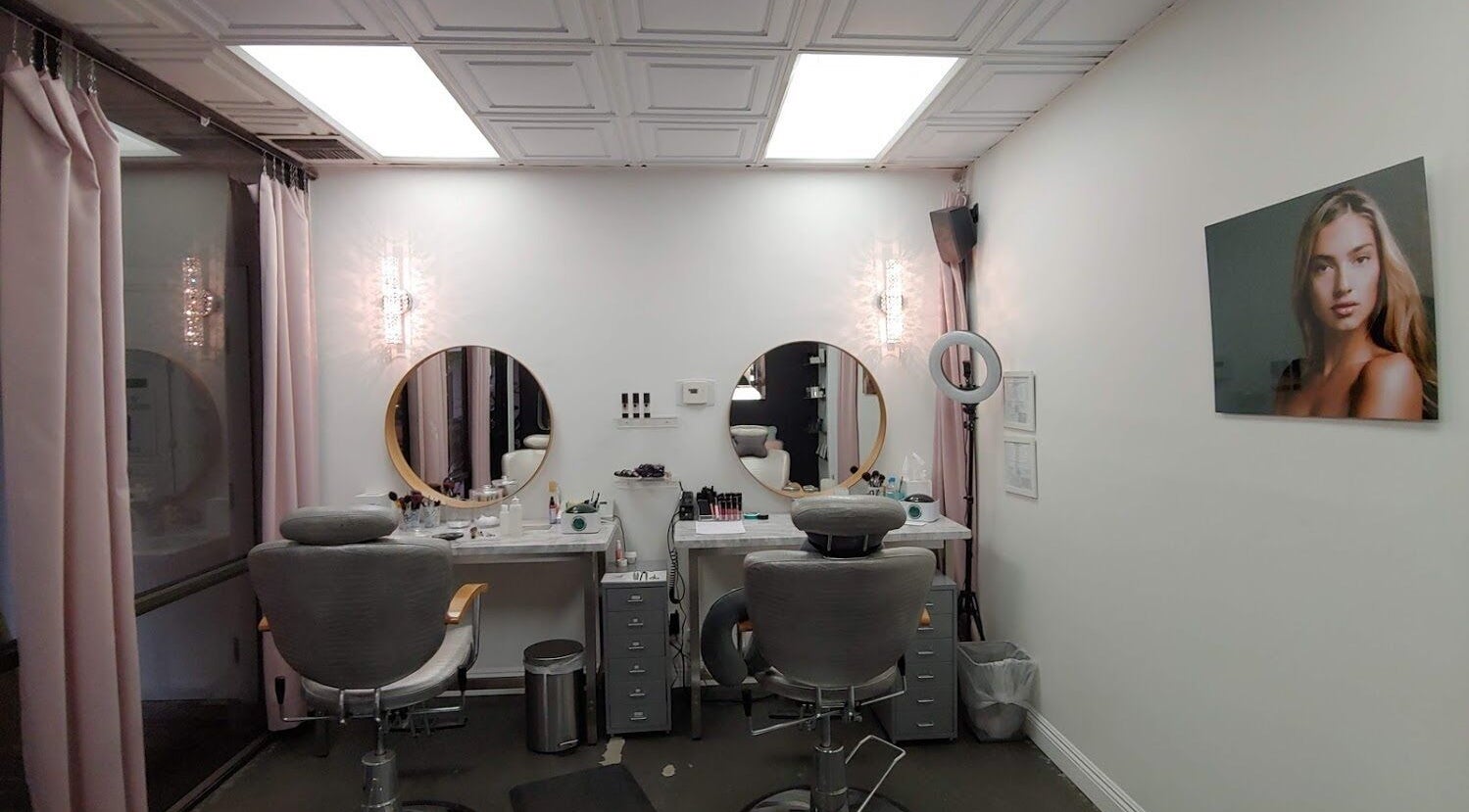 Modern beauty station at Facelift Lounge, Newport Beach, California, US with elegant mirrors and aesthetic decor.