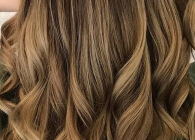Elegant wavy golden hair styled at Eden in Palma, Illes Balears, ES.