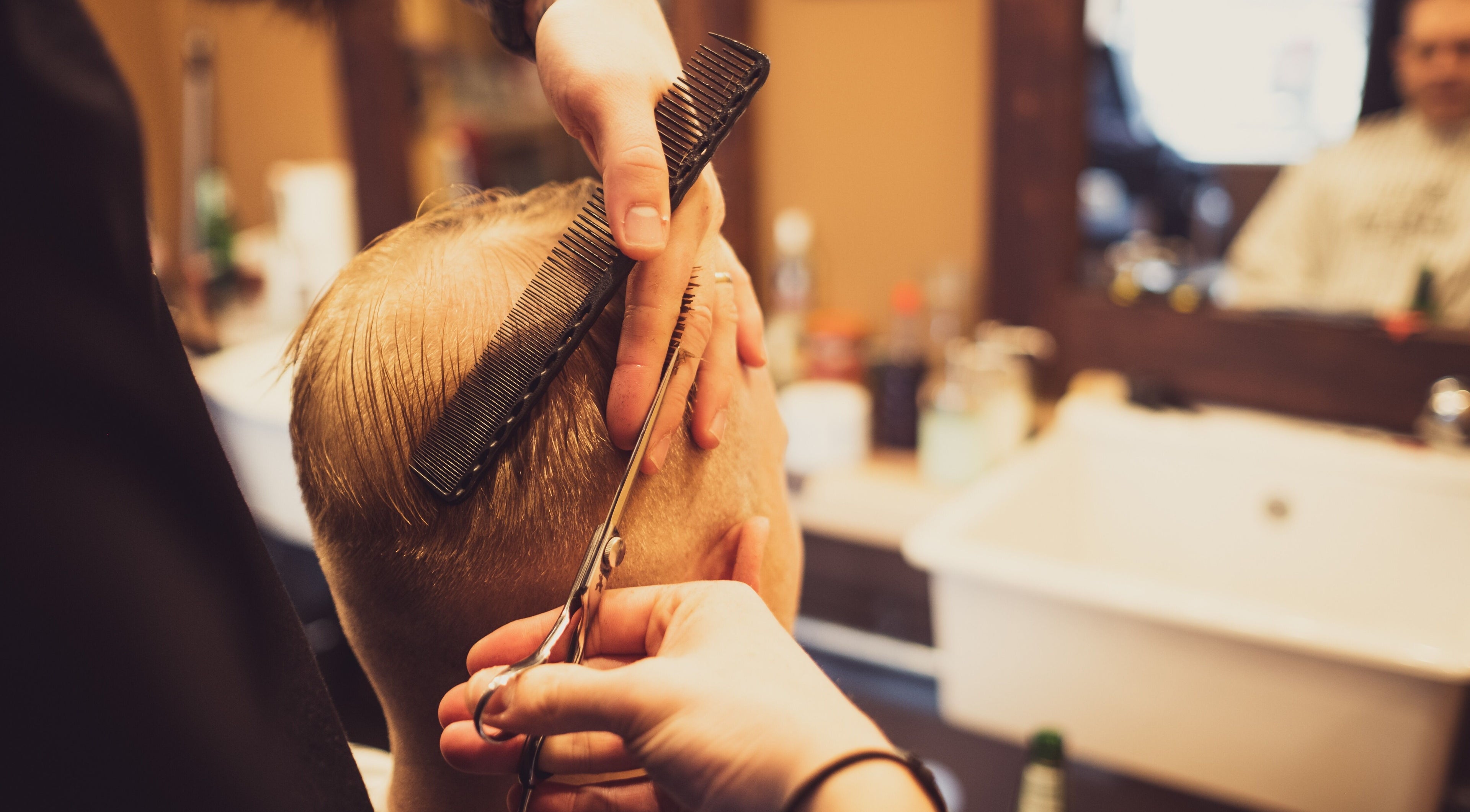 Expert haircutting at The Canadian Barbershop, Praha, Hlavní město Praha, CZ, showcasing precision and style.