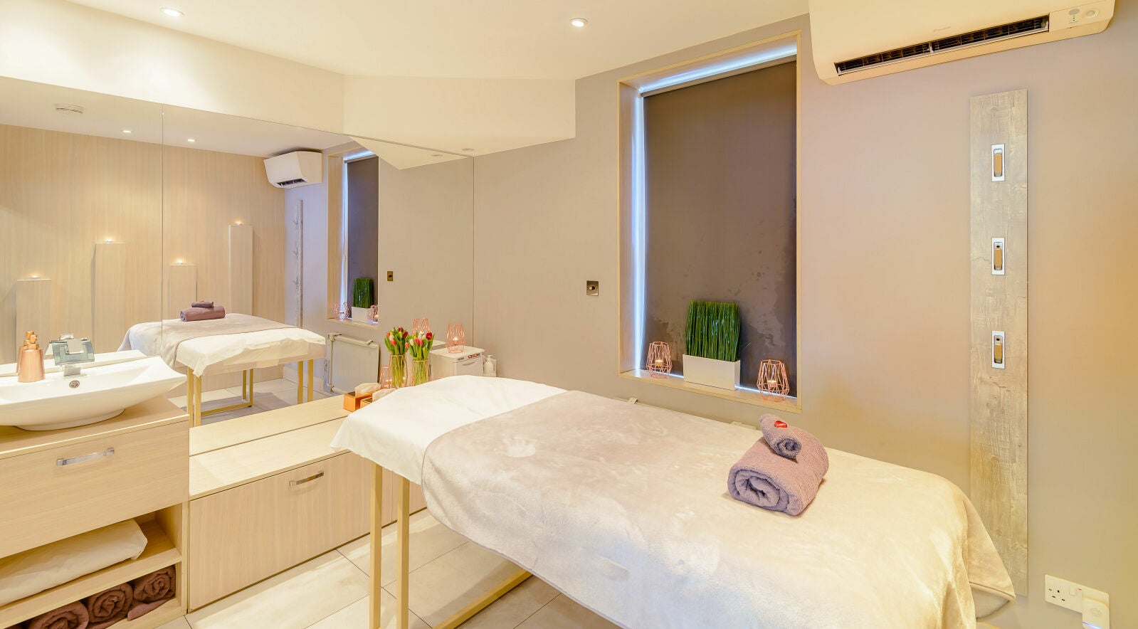 Peaceful massage room at Balance Massage & Wellness Fitzrovia, London, England, GB with cozy bed and soft lighting.