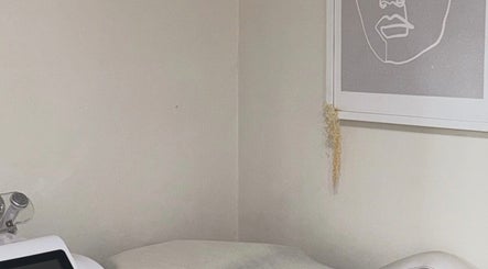 Calming and minimalistic treatment room at Luxe Contouring By Sofia, Melbourne, Victoria, AU.