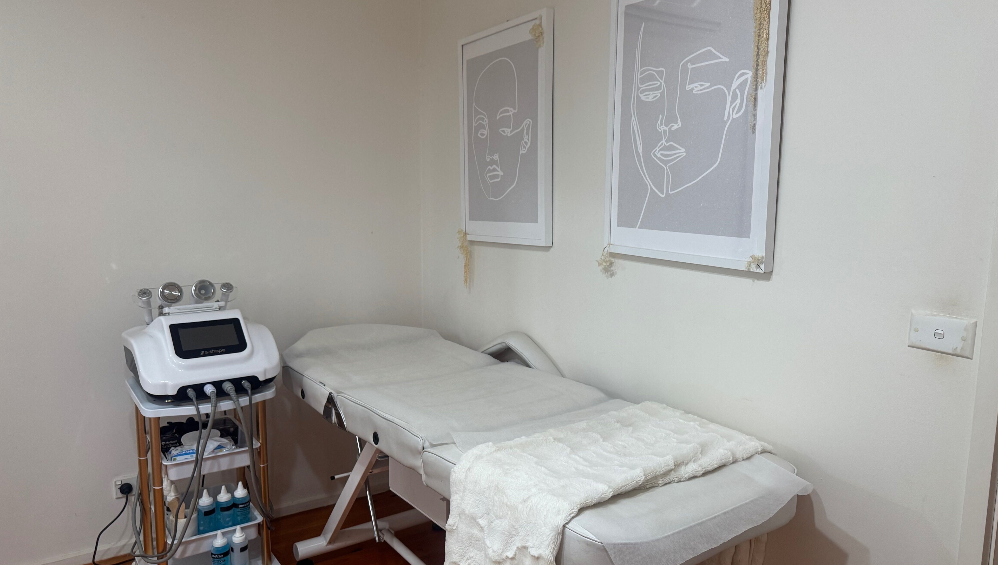 Treatment room at Luxe Contouring By Sofia in Melbourne, Victoria, AU with a contouring machine and spa bed.
