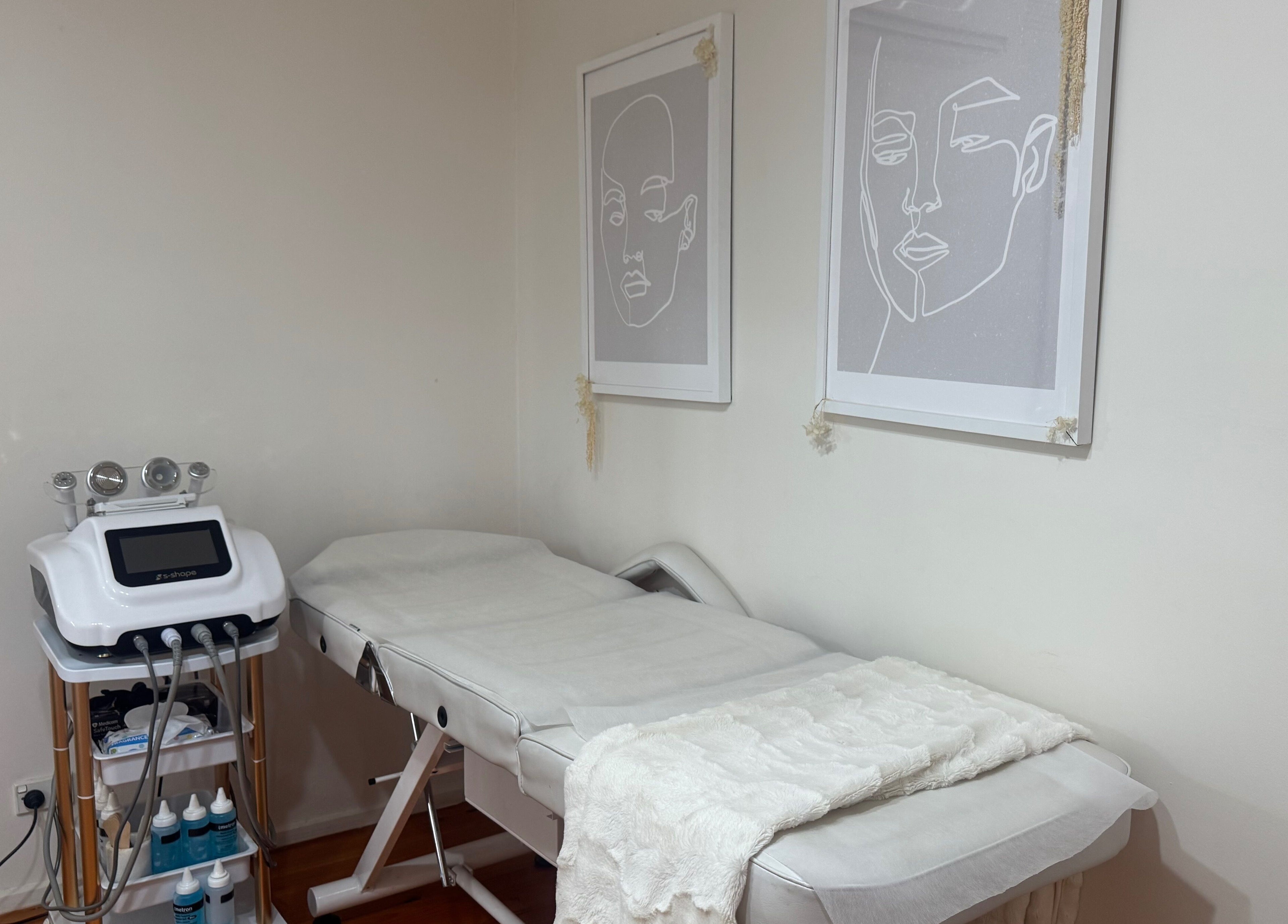 Treatment room at Luxe Contouring By Sofia in Melbourne, Victoria, AU with a contouring machine and spa bed.