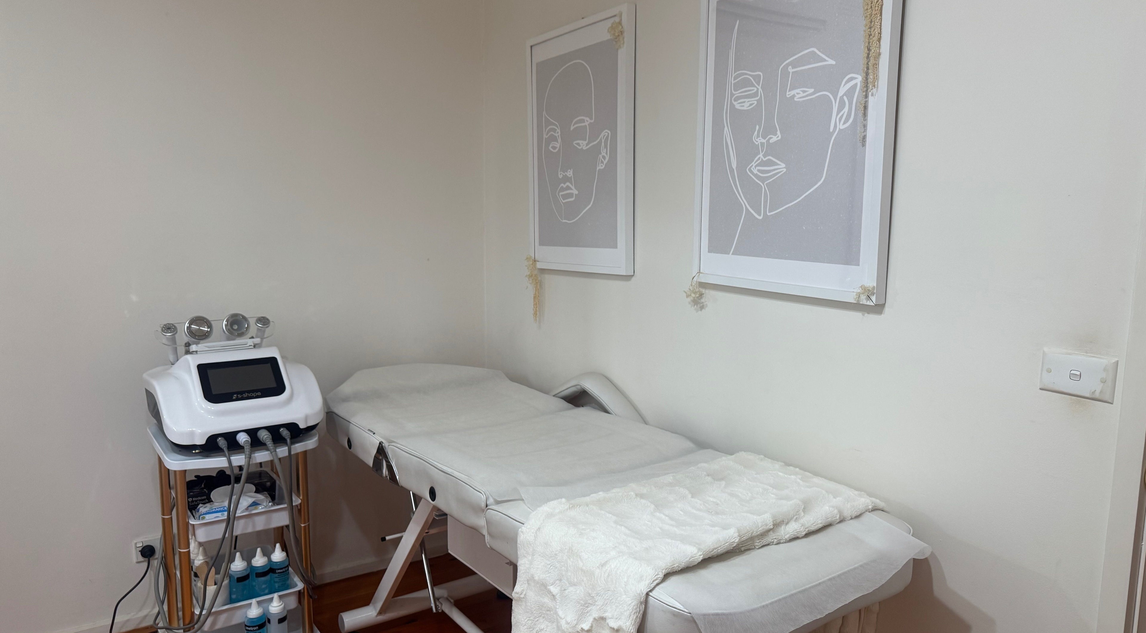 Treatment room at Luxe Contouring By Sofia in Melbourne, Victoria, AU with a contouring machine and spa bed.