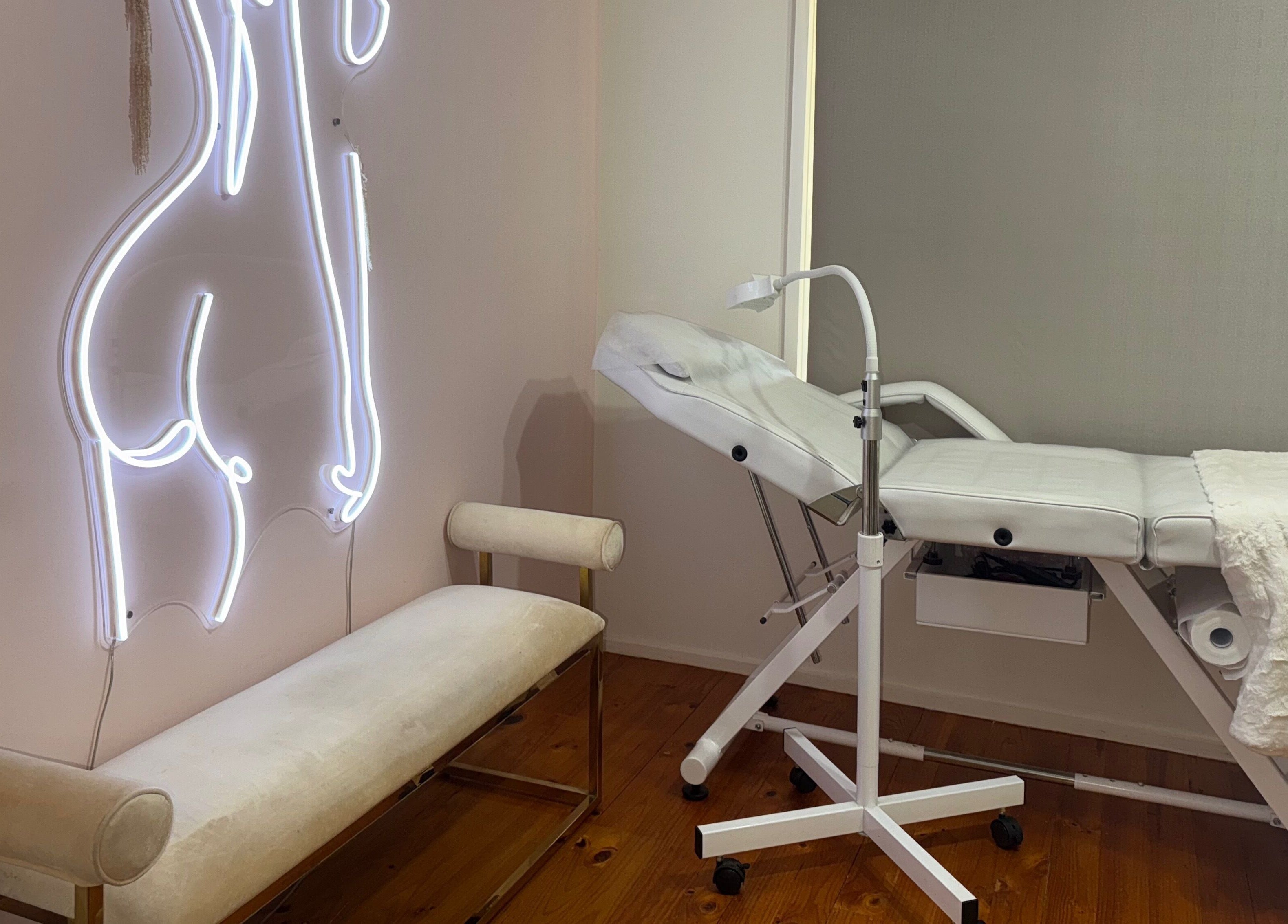 Stylish treatment room at Luxe Contouring By Sofia, Melbourne, Victoria, AU, with modern decor and equipment.