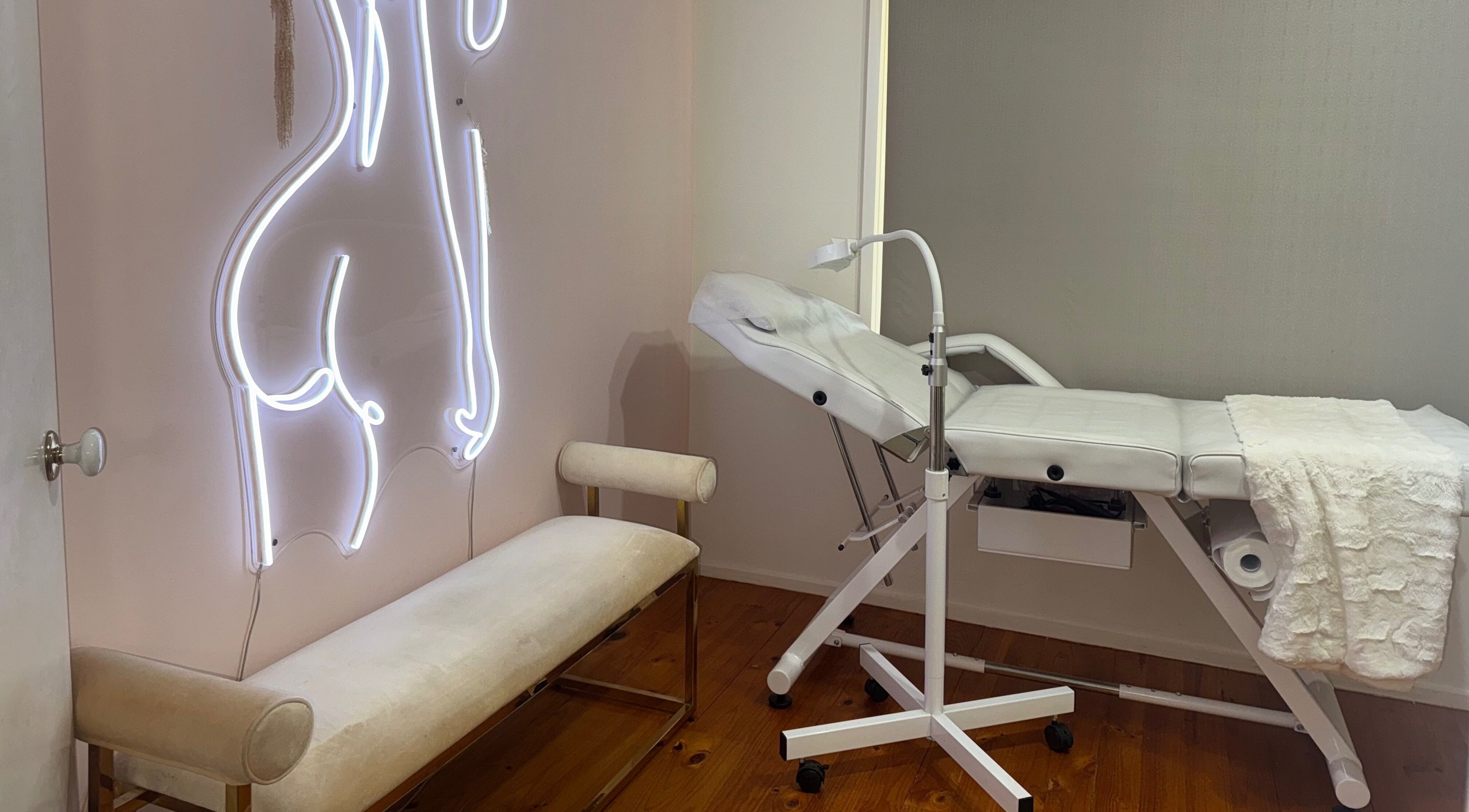 Stylish treatment room at Luxe Contouring By Sofia, Melbourne, Victoria, AU, with modern decor and equipment.