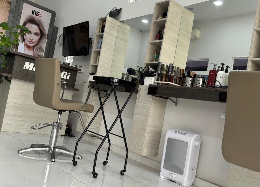Modern interior of Mel An Gi Hair NV in Paramaribo, featuring stylish salon chairs and hair care products.