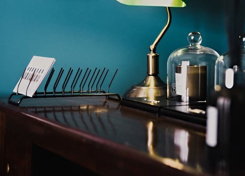 Lampada retrò al The BarBer, Martina Franca, Puglia, IT. Atmosfera accogliente del salone.