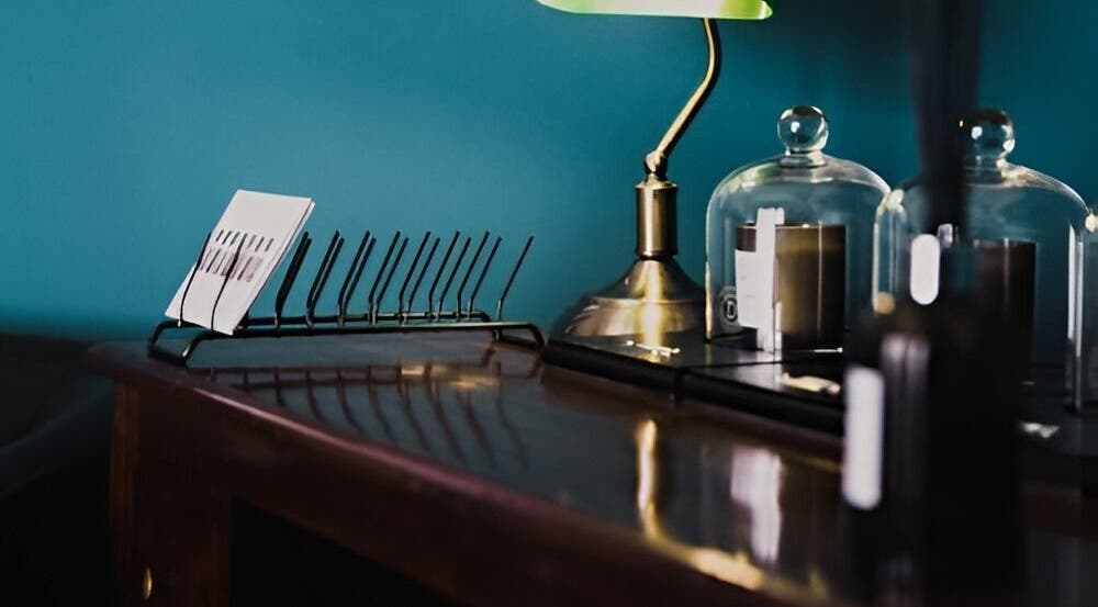 Lampada retrò al The BarBer, Martina Franca, Puglia, IT. Atmosfera accogliente del salone.