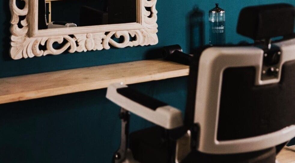 Poltrona da barbiere a The BarBer, Martina Franca, Puglia, IT, con specchio decorato.