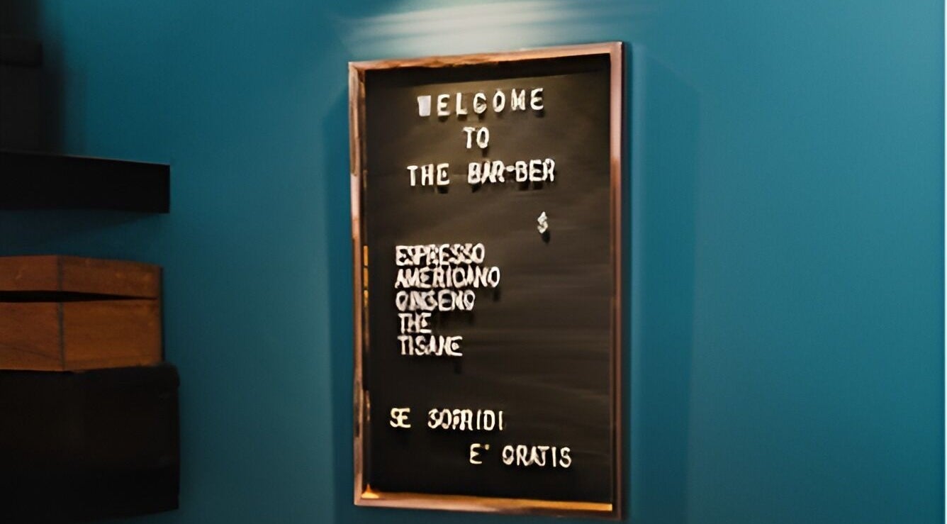 Insegna di benvenuto a The BarBer, Martina Franca, Puglia, IT, con testo e offerte di bevande.