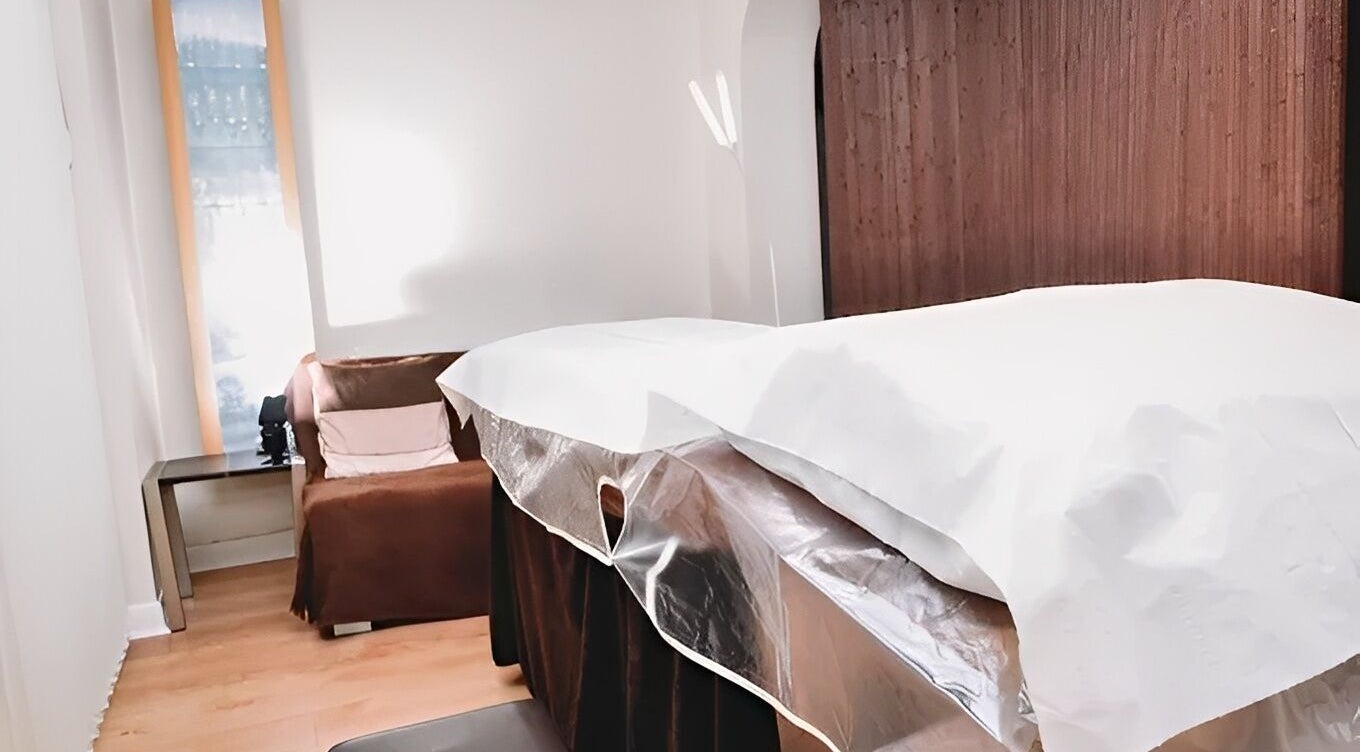 Relaxing treatment room at HRM Beauty, Rayleigh, England, GB, with cozy couch and massage table.