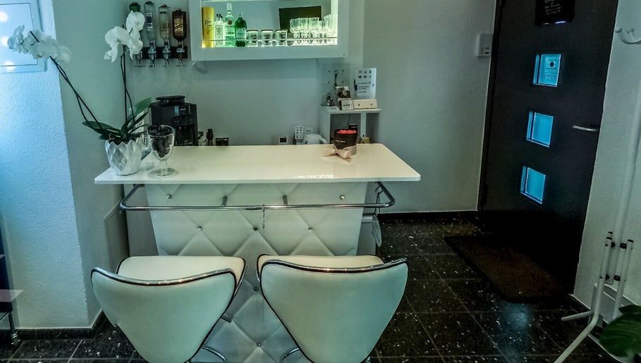 Moderne Lounge im Top Hands Nagelstudio & Make Up Seit 2003 in Zürich, Zürich, CH, mit stilvollen weißen Stühlen.