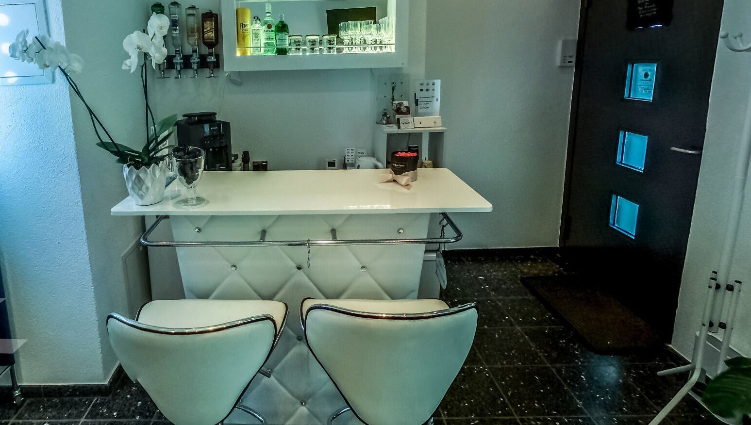 Moderne Lounge im Top Hands Nagelstudio & Make Up Seit 2003 in Zürich, Zürich, CH, mit stilvollen weißen Stühlen.