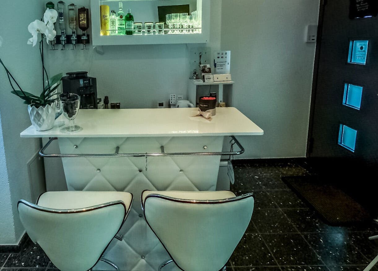 Moderne Lounge im Top Hands Nagelstudio & Make Up Seit 2003 in Zürich, Zürich, CH, mit stilvollen weißen Stühlen.