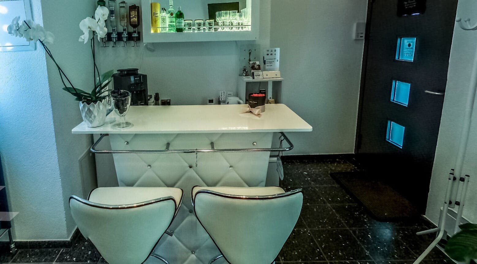 Moderne Lounge im Top Hands Nagelstudio & Make Up Seit 2003 in Zürich, Zürich, CH, mit stilvollen weißen Stühlen.