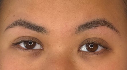 Well-groomed eyebrows showcasing beauty service by LashedByCarina in Toronto, Ontario, CA.