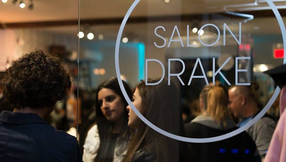 Vue intérieure du Salon Drake à Montréal, Québec, CA, avec une ambiance chaleureuse et moderne.