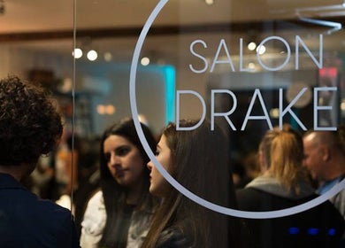 Vue intérieure du Salon Drake à Montréal, Québec, CA, avec une ambiance chaleureuse et moderne.