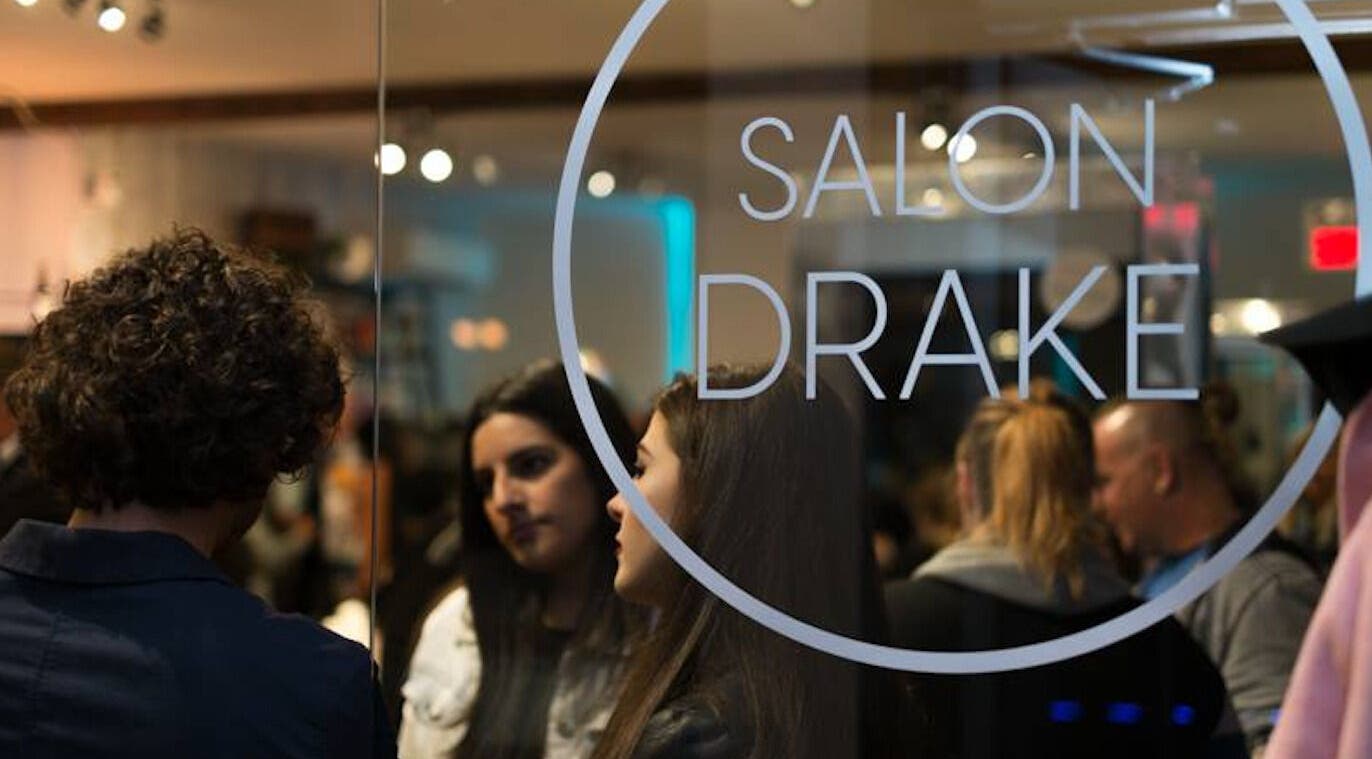 Vue intérieure du Salon Drake à Montréal, Québec, CA, avec une ambiance chaleureuse et moderne.
