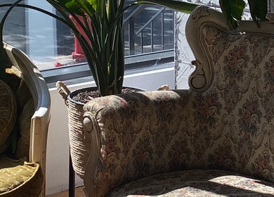 Coin salon élégant avec fauteuils fleuris à Salon Drake, Montréal, Québec, CA.