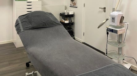Behandelruimte bij Schoonheidssalon Corpus, Terneuzen, Zeeland, NL met comfortabele stoel en moderne apparatuur.