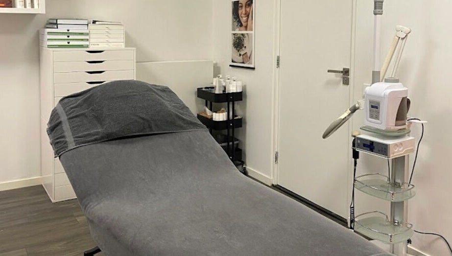 Behandelruimte in Schoonheidssalon Corpus, Terneuzen, Zeeland, NL met moderne apparatuur en comfortabele behandelstoel.