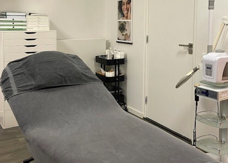 Behandelruimte in Schoonheidssalon Corpus, Terneuzen, Zeeland, NL met moderne apparatuur en comfortabele behandelstoel.